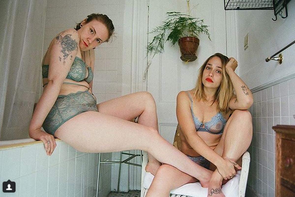 Dessous ja, Photoshop nein. Dieser Meinung sind die beiden "Girls"-Darstellerinnen Lena Dunahm und Jemima Kirke in der Werbekampagne für das neuseeländische Label Lonely.