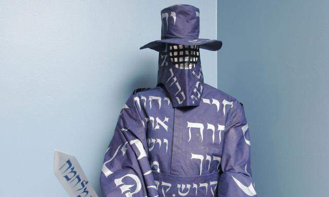 Was hat das nur hier zu suchen? Der Talisman- Schutzanzug des Künstlers Michael Berkowitz ist mit Schriftzeichen übersät – sie galten den Kabbalisten als Waffe gegen das Böse.