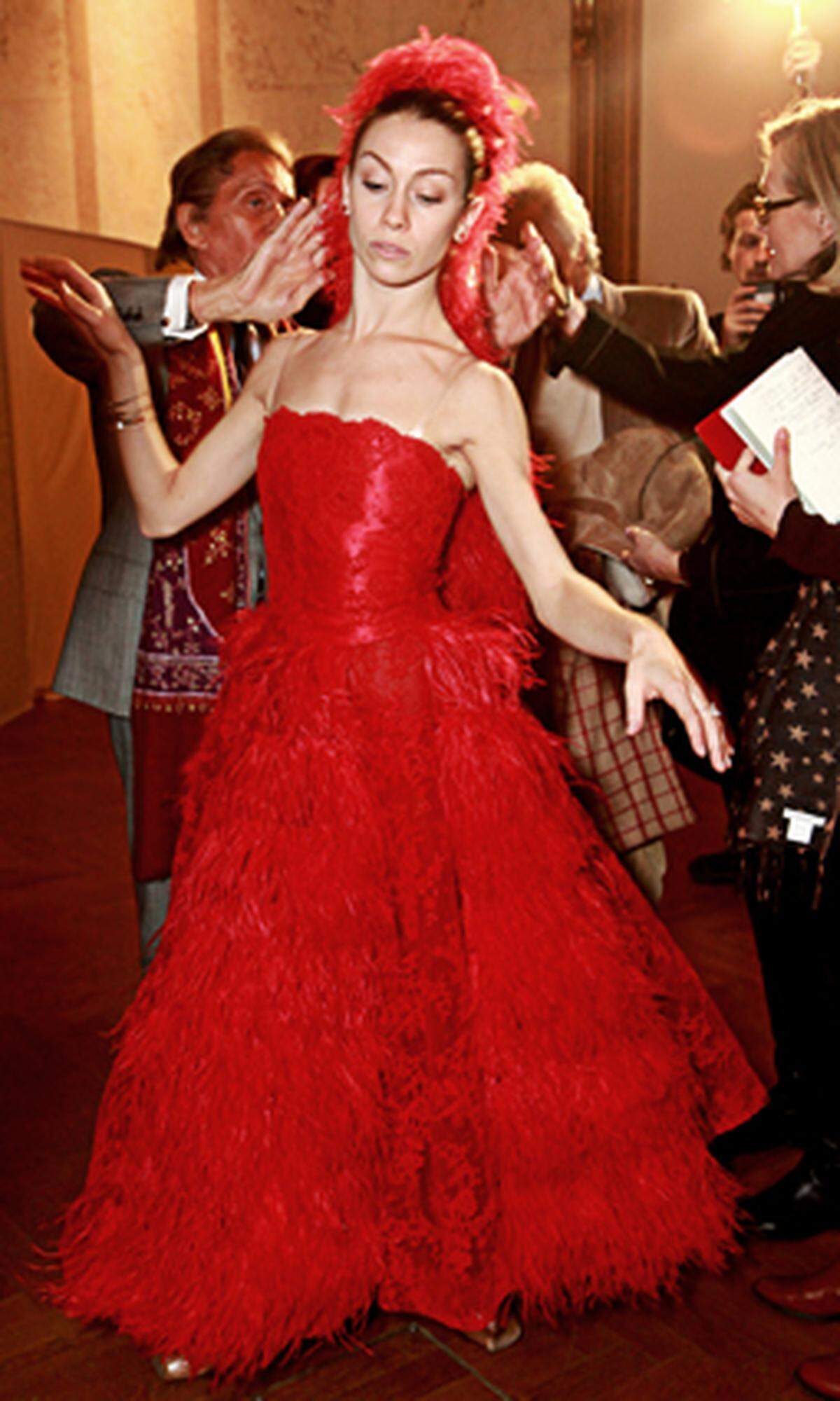 Die Sizilianerin Abbagnato und der Pariser Le Riche tanzen zur Polka Mazur "Ein Herz, ein Sinn" von Johann Strauß Sohn. Outfit-technisch sticht sie mit einem roten Valentino-Kleid heraus.