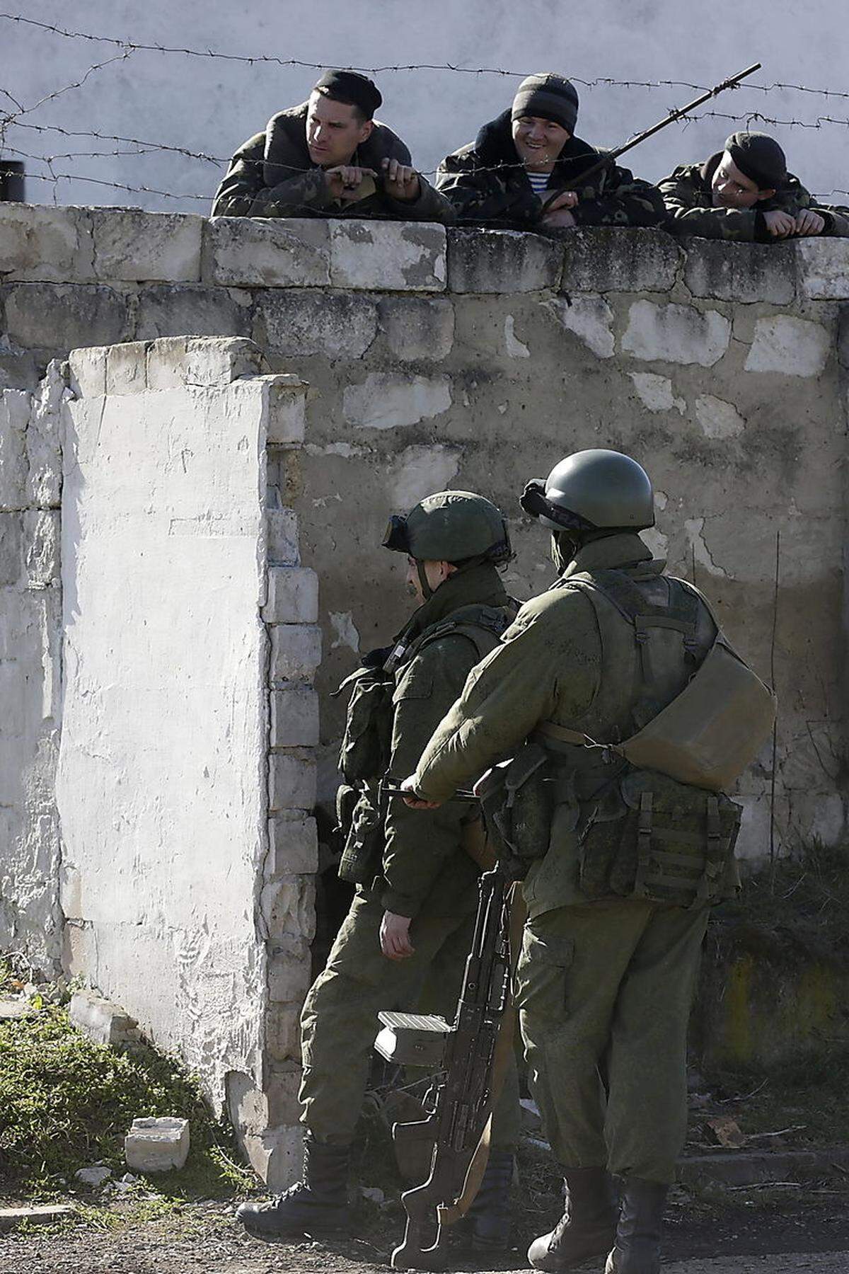 "Brudervölker?" Belagerte ukrainische Soldaten im Gespräch mit den vermutlich russischen Besatzungstruppen.