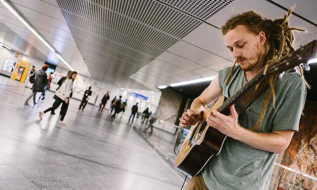 Als Straßenmusiker in Wien: Mario Parizek, 2018 in der U-Bahn-Station Westbahnhof.