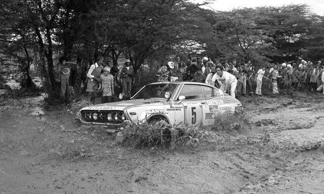 Shekhar Mehta am Steuer, sein Co-Pilot verbessert die Traktion an der Hinterachse: Datsun 160J auf der Safari-Rallye 1979, dem Sieg entgegen. 