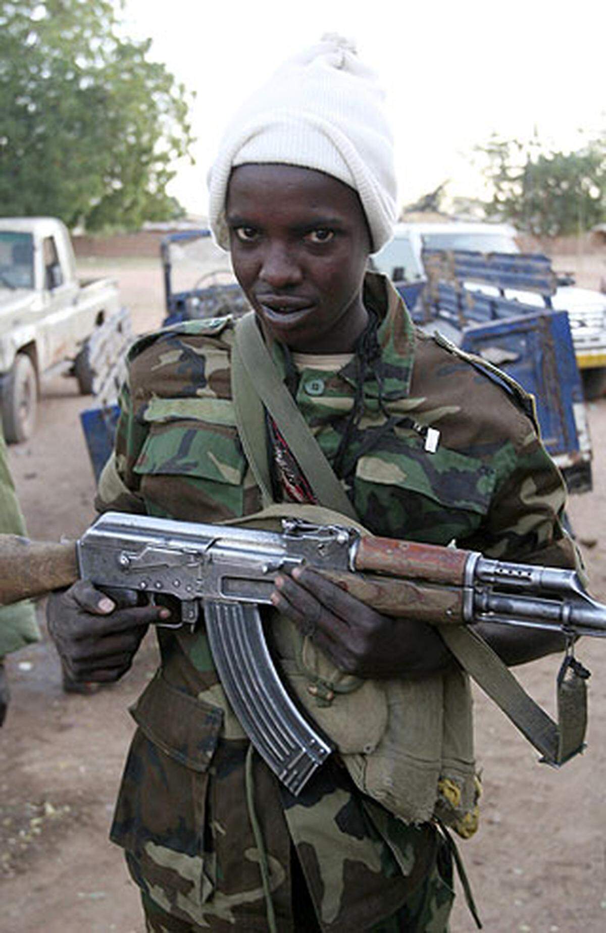 Nach Angaben von Human Rights Watch müssen Kindersoldaten vielfältige Aufgaben erfüllen. Sie werden als Spione, als Träger, als Minenräumer, als Konkubinen und auch als aktive Kämpfer eingesetzt. Im Bild: Ein Kindersoldat, der im Dienste der Armee des Tschad steht; 2007