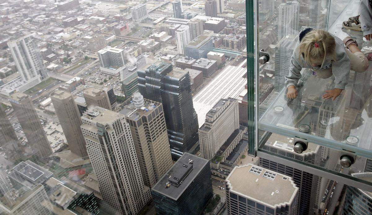 Auch The Ledge am Chicagoer Willis Tower, eine gläserne Aussichtsplattform in 412 Metern Höhe, ist beliebt bei den Touristen. Die Aussichtsboxen wurden 2009 eröffnet. The Ledge ist aber nichts gegen ...