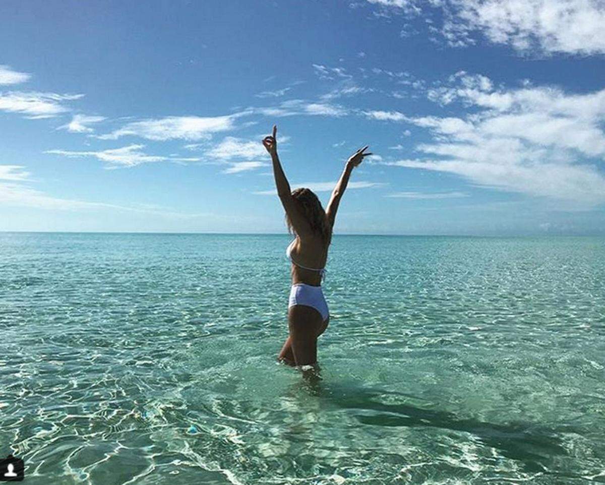 Model Toni Garrn wurde auch fürs Schwimmen auf den Bahamas bezahlt.