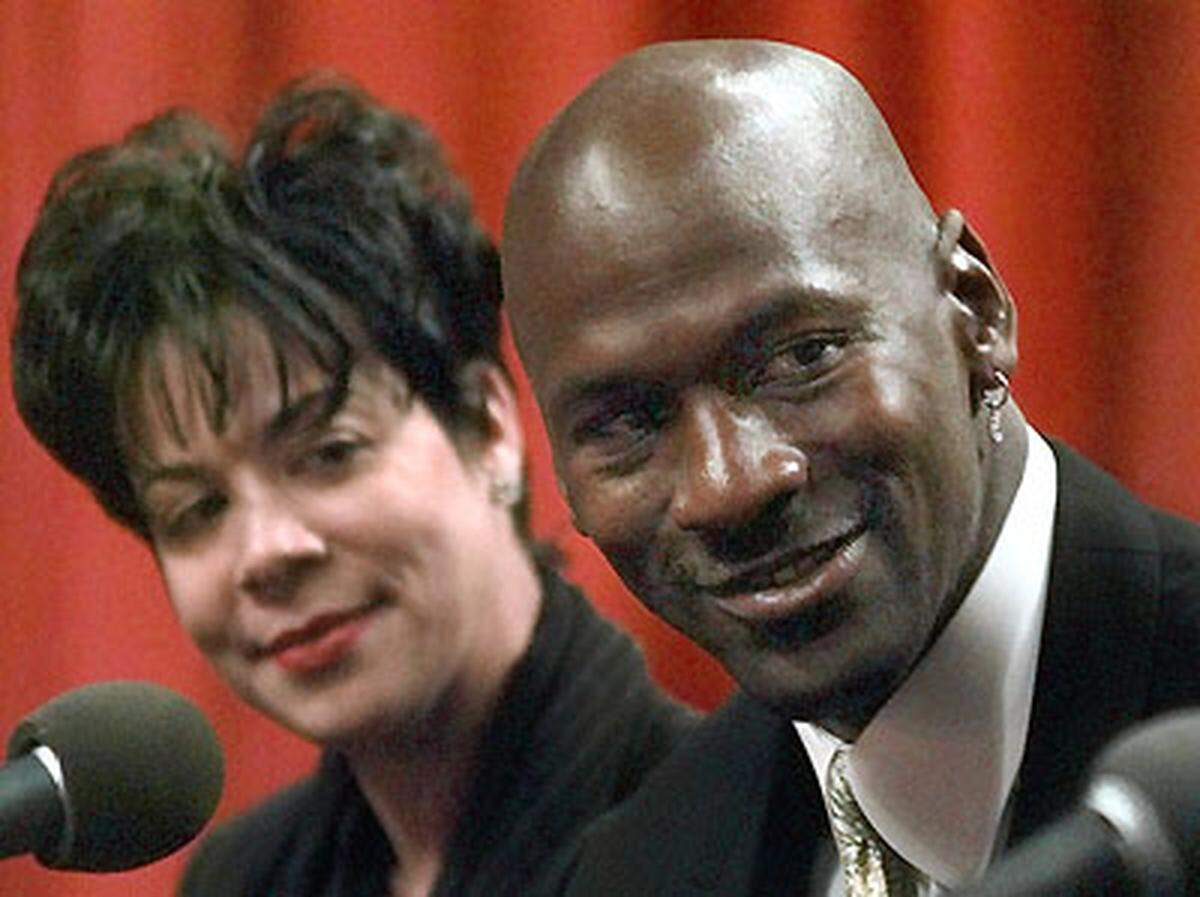 Der amerikanische Basketball-Star Michael "Air" Jordan soll seiner Ex-Frau rund 168 Millionen Dollar Abfindung gezahlt haben. Mit dieser Rekordsumme brachte "Air" es einst auch zu einer Erwähnung im US-Wirtschaftsmagazin "Forbes".