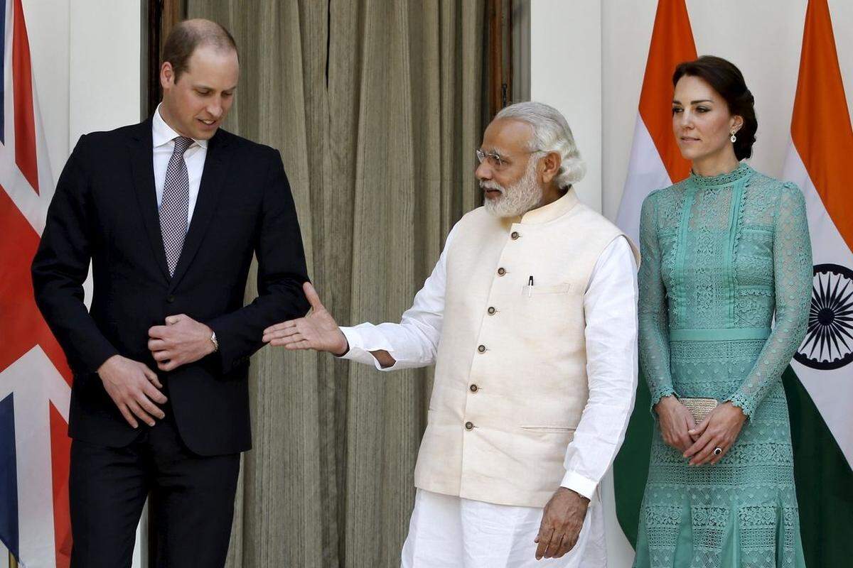 Indiens Premierminister Narendra Modi hat Prinz William bei dessen Besuch einen besonders kräftigen Handschlag verpasst. Als die Hände der beiden sich beim Fototermin am Dienstag trennten, blieben auf Williams Haut weiße Flecken von Modis Fingerabdrücken zurück.