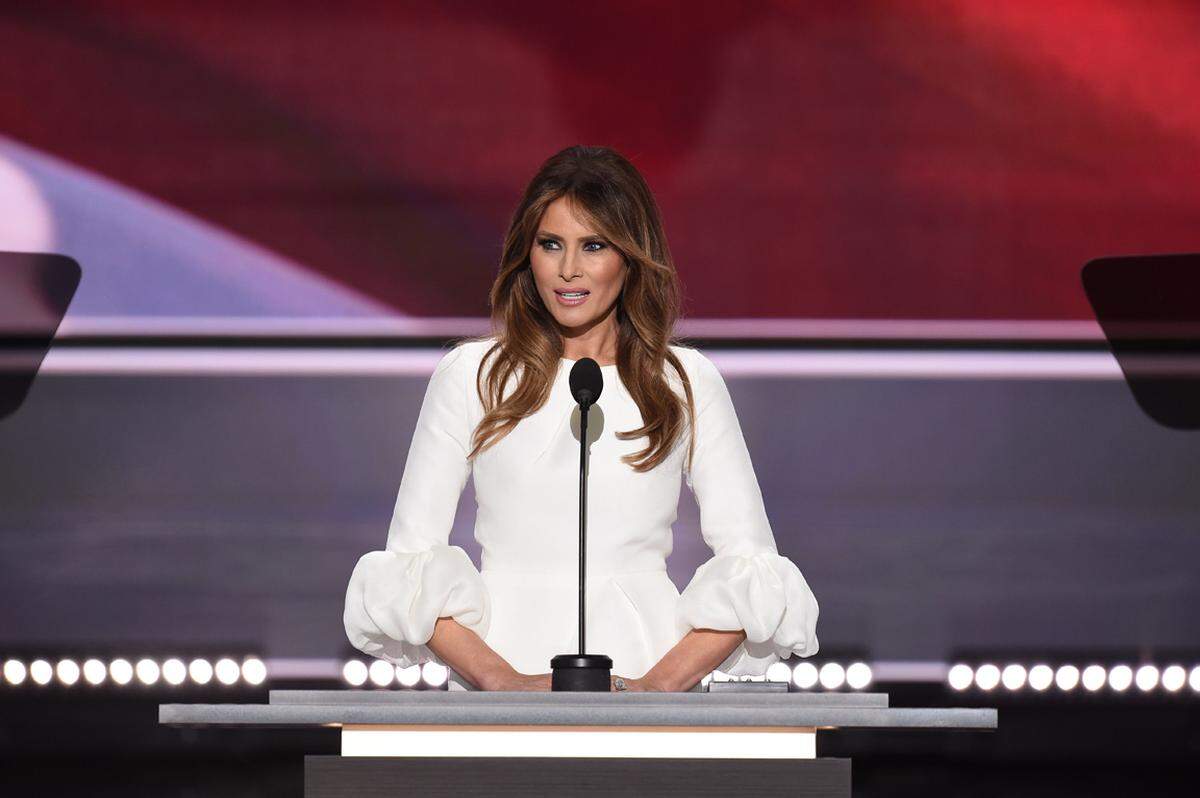 Mit ihrer Plagiat-Rede konnte Mrs. Trump zwar nicht überzeugen, dafür umso mehr mit dem weißen Kleid von Roksanda Ilincic. Das Modell "Margot" der serbischen Designerin war auf der Website Net-a-Porter gleich ausverkauft.