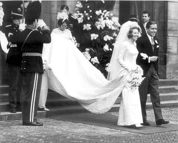 Prinzessin Beatrix der Niederlande heiratete Prinz Claus von Amsberg 1966. Die Braut trat in einem Kleid von Caroline Berge-Farwick aus der Maison Linette auf.