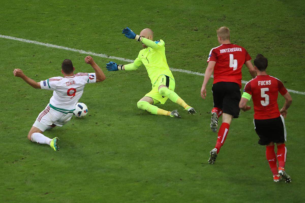 Über 500 Minuten lang hat Szalai im Nationalteam nicht mehr getroffen, ausgerechnet gegen Österreich klappt es wieder. 1:0 für Ungarn.