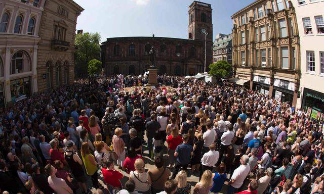Mit einer Schweigeminute gedachten die Einwohner von Manchester der Opfer des Anschlags auf ein Popkonzert.
