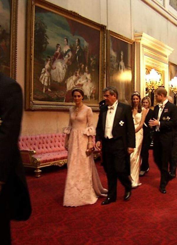 Die Kommentare zu der prunkvollen Marchesa-Robe mit Glockenärmeln, die die Herzogin von Cambridge zu einem Staatsbankett im Buckingham-Palast in London trug, rangierten von "wie eine Disney-Prinzessin" bis "wie ein Nachthemd". Die Silhouette ist tatsächlich eine recht ungewöhnliche für Herzogin Catherine...