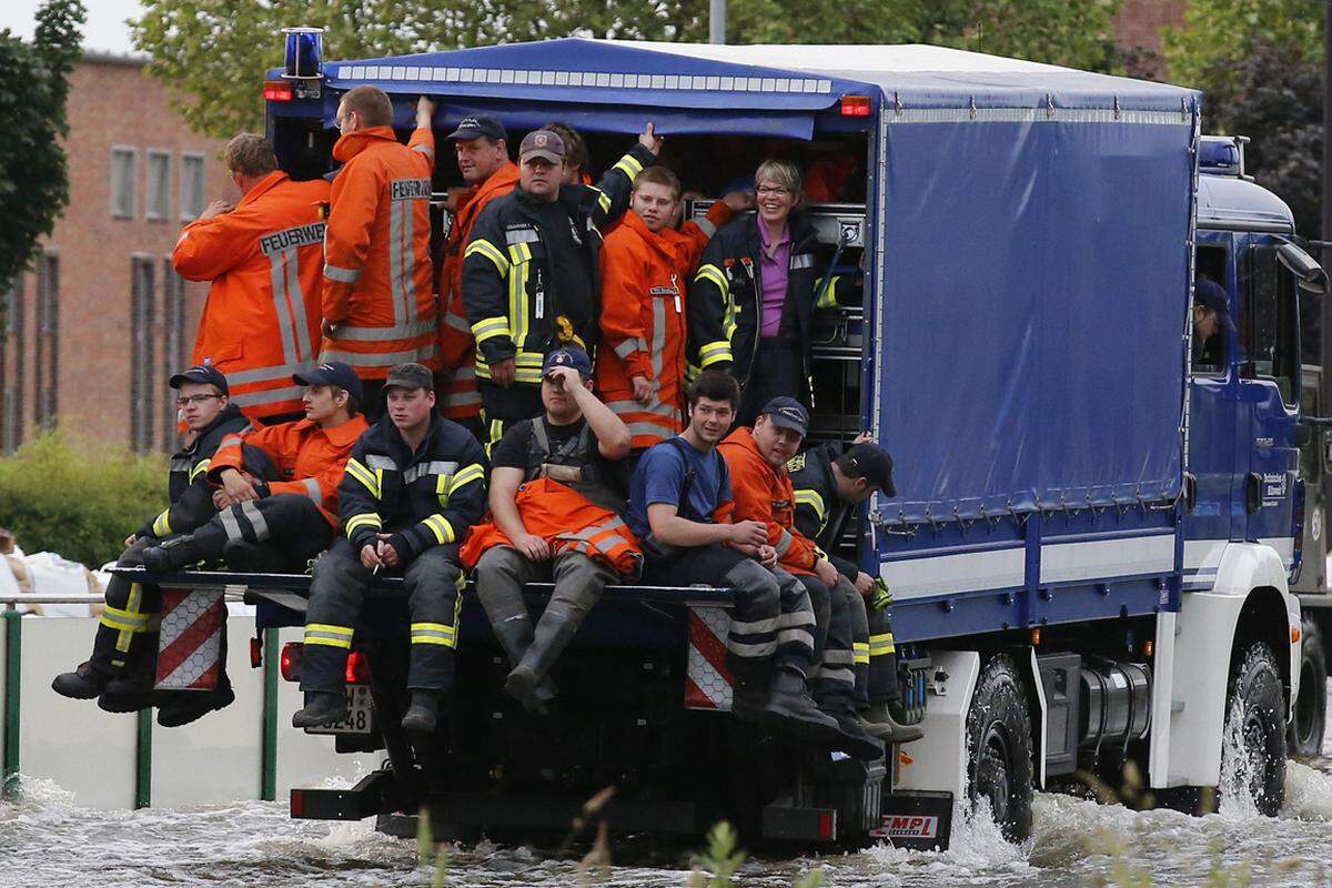 Freiwillige Helfer treffen im Flutgebiet der Elbe ein.