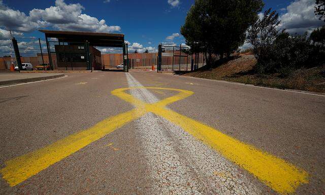 Die gelbe Schleife ist das Symbol der Separatisten - hier auf der Straße zum Gefängnis Lledoners in der Nähe von Barcelona.