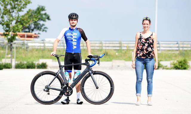 Ein Team: Hobbyradler Martin Ganzer und Sportmedizinerin Bea Rehberger.