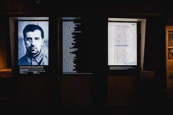 Beklemmend ist die Liste der Opfer, deren Namen auf einem Bildschirm ablaufen (Mitte).