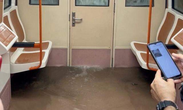 Die Wassermassen sorgten in der Madrider U-Bahn für Gefahr.