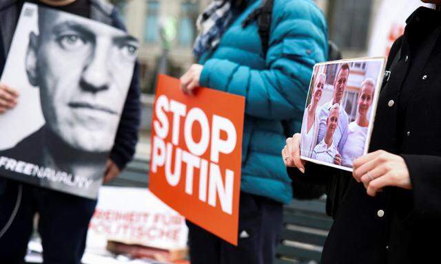 Demonstranten vor der russischen Botschaft in Berlin am Freitagnachmittag.