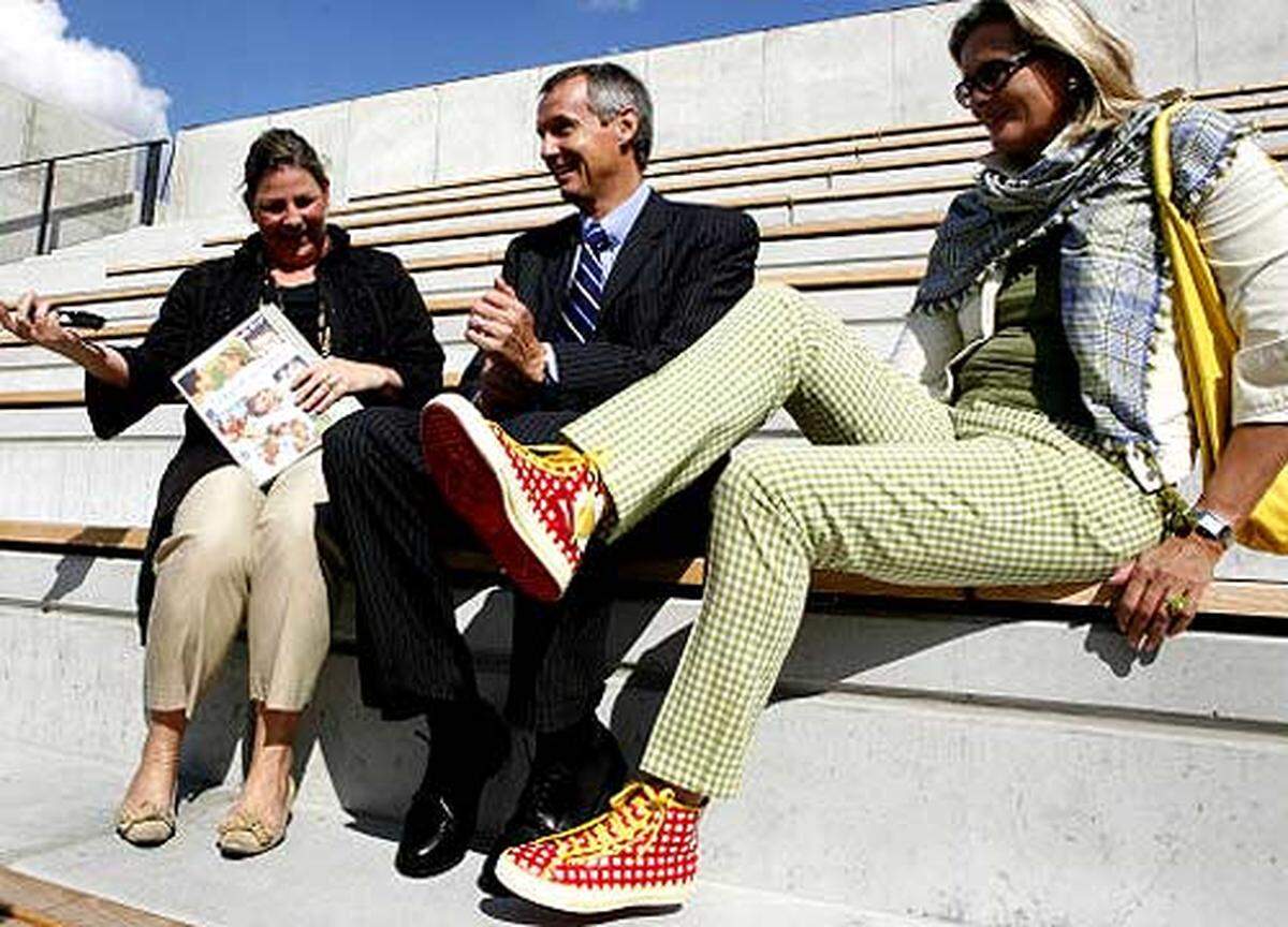 Außenministerin Ursula Plassnik im "Jung-und-Hip"-Look. Die Schuhe der Marke Converse ziert übrigens eine Spiegelei-Applikation.