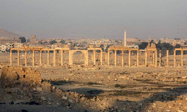 Palmyras Triumphbogen steht nicht mehr: Im Oktober wurde er vom IS gesprengt. „Es ist ihnen egal, ob es ein religiöser Bau war oder nicht“, sagt Maanoun Abdulkarim, Generaldirektor für Altertümer und Museen in Syrien.