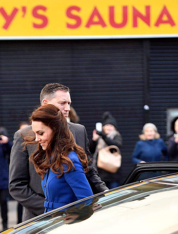 Die Haare trug die Herzogin bei dem Termin in London mädchenhaft nach hinten gespangerlt.