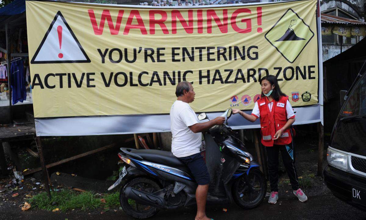 Auch die Flugverbindungen nach Bali waren am Montag unterbrochen. 400 Flüge sind betroffen. Die aus dem Vulkan aufsteigende Asche könnte die Triebwerke der Maschinen zerstören - Europäern noch gut in Erinnerung vom unaussprechlichen Vulkan Eyjafallajökull im Jahr 2010.