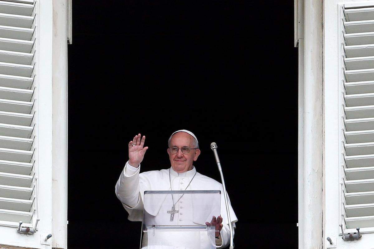 Zum Abschluss der Osterfeierlichkeiten betete der Papst am Ostermontag das "Regina Coeli"-Gebet. Er rief dabei die tausenden Pilger auf dem Petersplatz zum Kampf gegen das Böse auf.