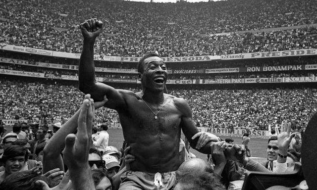 Weltmeister Pele (Brasilien) jubelnd auf den Schultern der Fans Historie,
