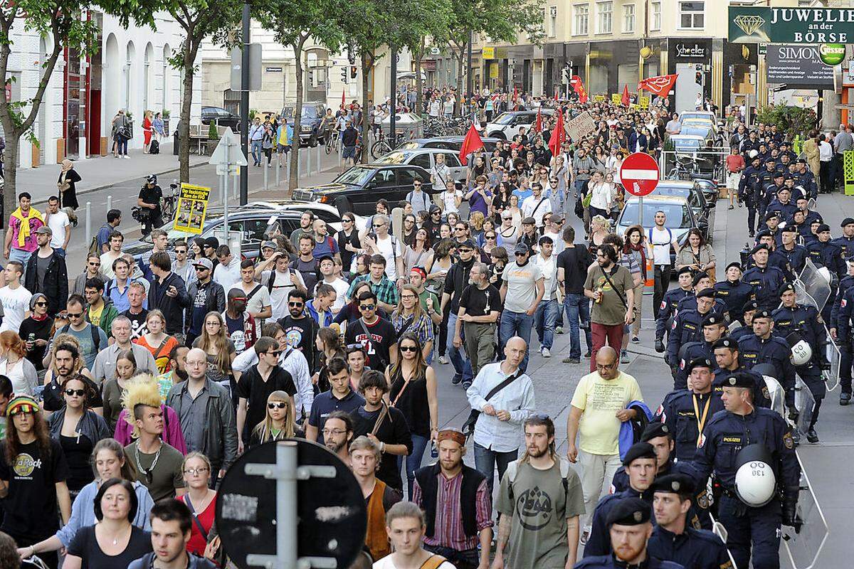 Die Demonstranten setzten sich gegen 18 Uhr bei der Hauptuni in Bewegung. Die Polizei sprach von mehr als 1000, die Veranstalter von 2500.