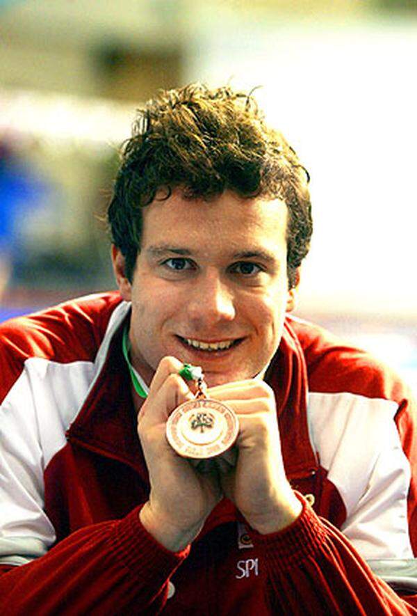 2003 erschwimmt Rogan bei der Kurzbahn-EM in Dublin Bronze über 200 Meter Rücken.