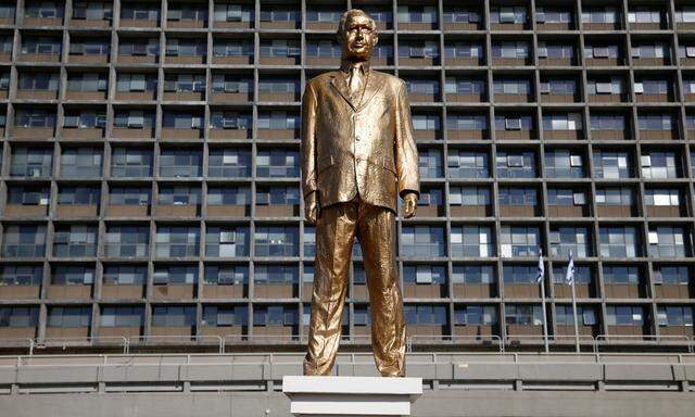 Statue of Israeli Prime Minister Netanyahu created by artist Zalait as political protest is seen outside Tel Aviv´s city hall