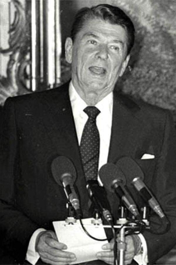 Der wohl berühmteste Zwischenfall dieser Art war eine Mikrofonprobe des früheren US-Präsidenten Ronald Reagan vor einer seiner regelmäßigen Radioansprachen. Um Stimme und Anlage zu testen, scherzte er 1984, die USA hätten die Sowjets gerade für "vogelfrei" erklärt: "Wir beginnen in fünf Minuten mit der Bombardierung." Reagan ahnte nicht, dass dies schon mitgeschnitten wurde.