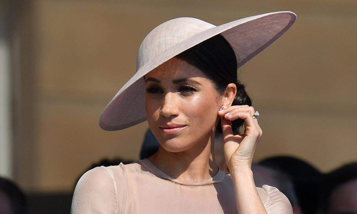 Der "Meghan-Effekt" wird aber bereits deutlich einflussreicher geschätzt, als der „Kate-Effekt“, da die US-Amerikanerin eine zusätzliche Fangemeinde in den USA und Kanada hat. „Die USA lieben eine Prinzessin“, sagte die Co-Autorin von „Royal Fever: The British Monarch in Consumer Culture“, Pauline MacLaran gegenüber "International Business Times". „Es ist etwas, das die USA nicht haben.“ Für MacLaran ist es „einmal mehr die ganze Aschenputtel-Geschichte“.