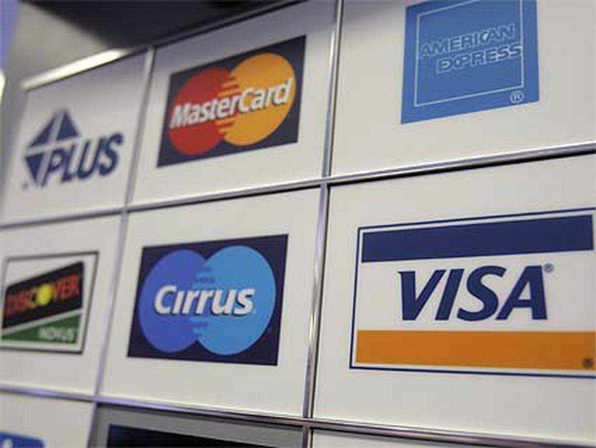 Für rund 300 Millionen Amerikaner gibt es heute bereits eine Milliarde Kreditkarten. Das Leben auf Pump per Kreditkarte ist seit der Immobilienkrise angestiegen. Anbieter wie Visa, Mastercard, American Express und Discover locken mit recht niedrigen Einstiegszinsen. Bei Zahlungsverzug steigen die Zinssätze rapide an.