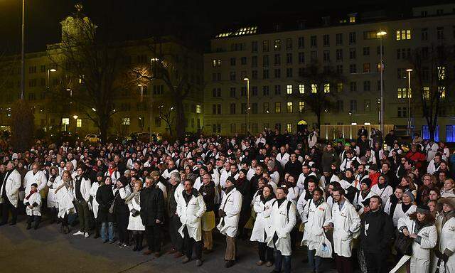 Bereits am 5. März versammelten sich einige hunderte Spitalsärzte zu einer Protestkundgebung hinter dem Rathaus.