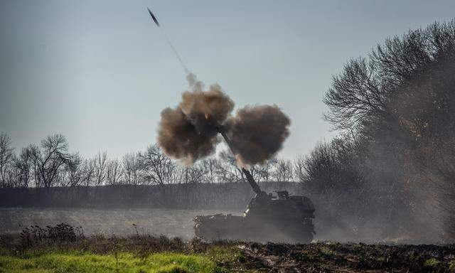 Waffen wie die polnische Panzerhaubitze Krab (Kaliber 155 mm) wenden die Lage für die Ukraine.