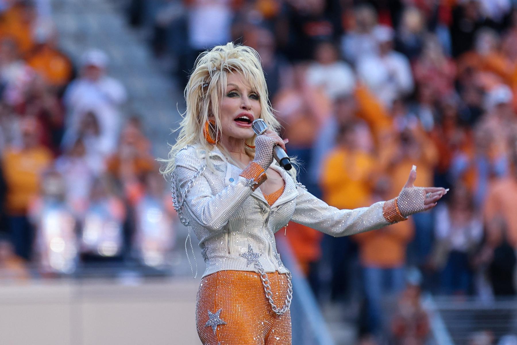Dolly Parton's sister calls on fans to pray for the singer