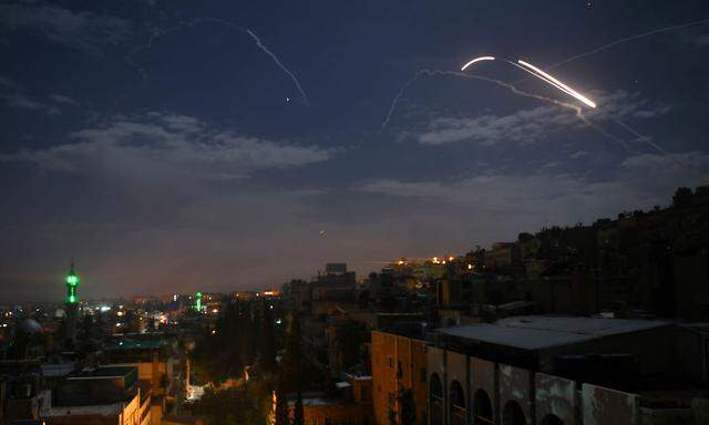 Syrische Luftabwehr zerstörte mehrere Raketen über Damaskus.