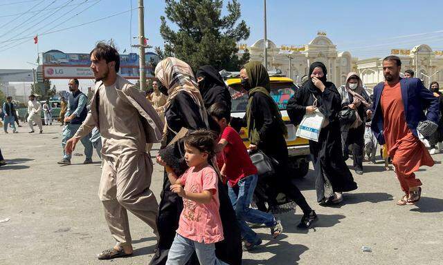 Menschen auf dem Weg zum Flughafen in Kabul
