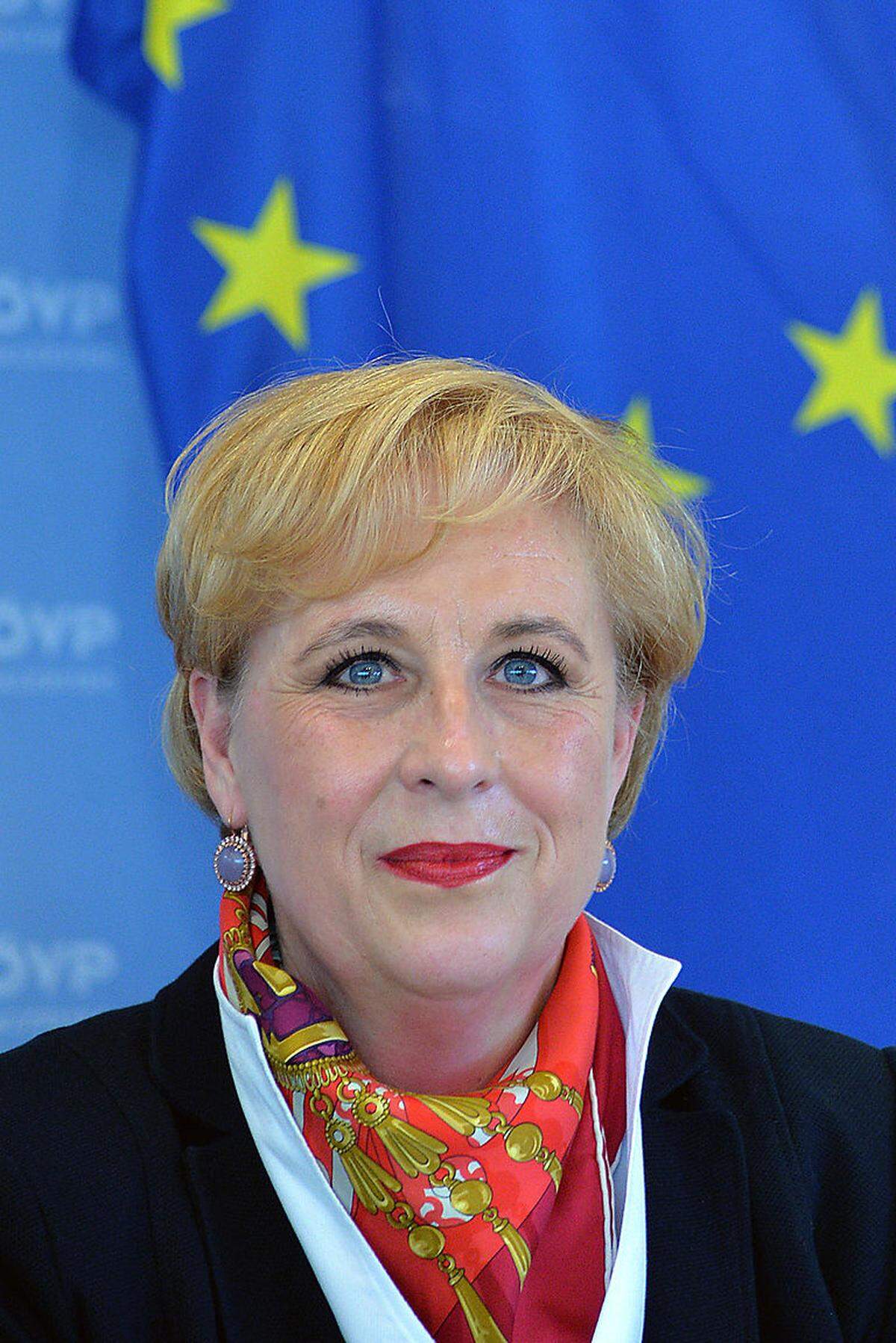 Die Salzburgerin kandidiert erstmals für das Europaparlament. Sie war bisher im Salzburger Gemeinderat tätig, wo sie für Sozialfragen zuständig war, bevor sie als Baustadträtin agierte.