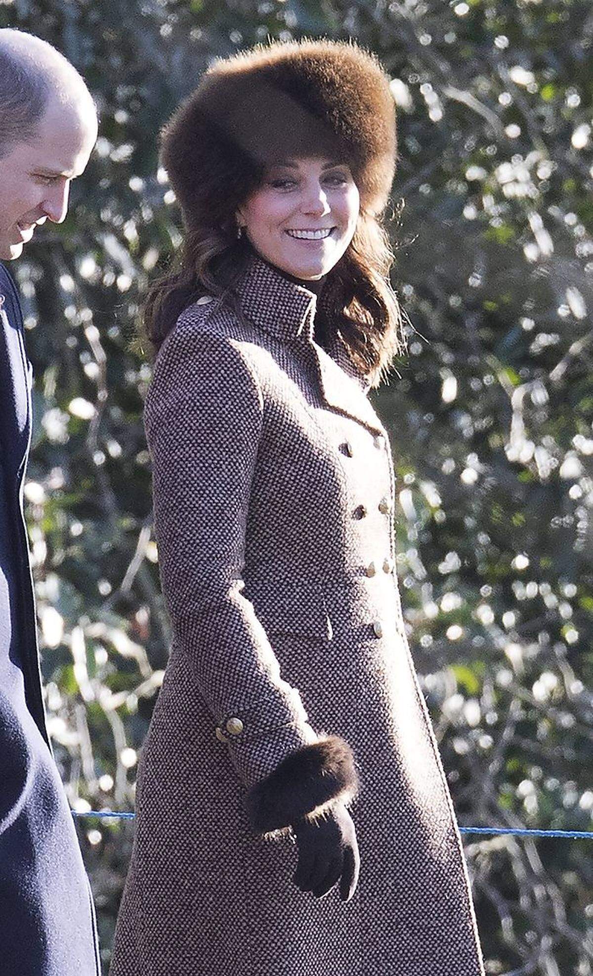 Sie ist die royale leading lady. Während alle Welt im Moment auf Schwägerin in spe Meghan Markle schaut, begann Kate Middleton, Herzogin von Cambridge, das neue Jahr 2018 so selbstbewusst wie nie zuvor. Strahlend schön, gut gelaunt und ganz in sich ruhend ging sie zusammen mit Prinz William und Prinz Philip zu einem Gottesdienst in die Maria-Magdalena-Kirche bei Schloss Sandringham.