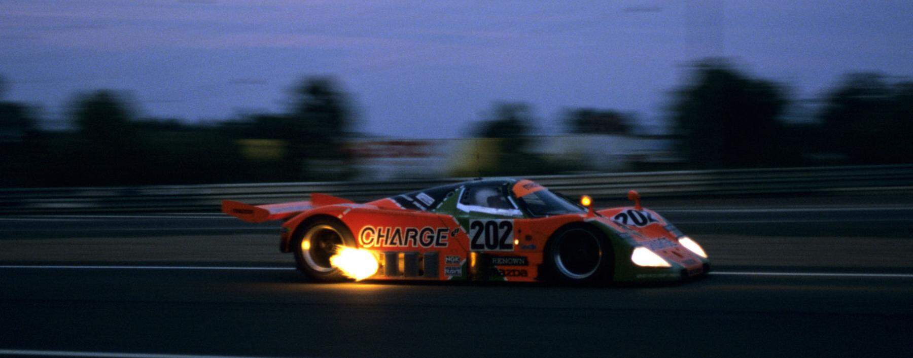 Durch die Nacht: Auspuff-Feuer des Mazda 787B auf seinem Weg zum Sieg der 24 Stunden von Le Mans 1991. Bis dato der größte Rennsport-Erfolg eines Autos mit  Wankelmotor.