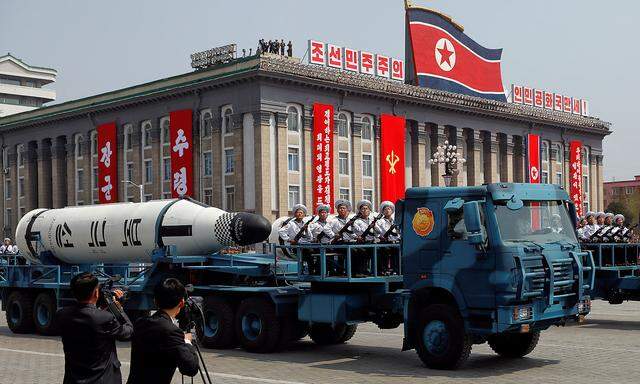 Nordkorea präsentiert sein Militär.