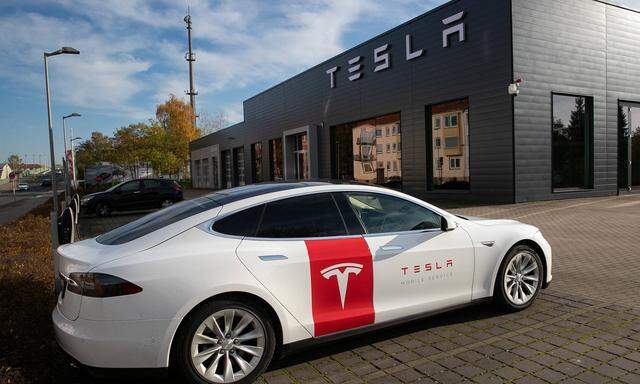 Tesla Model S vor einem frisch eröffneten Schauraum in Hannover