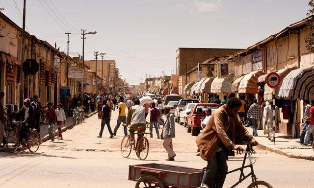 Eine typische Straßenszene im ehemaligen indigenen Viertel der Stadt Asmara, Hauptstadt von Eritrea am Roten Meer.