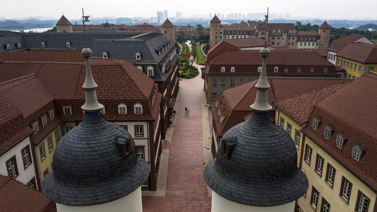 Für sein Forschungs- und Entwicklungszentrum in Dongguan ließ Huawei zwölf Universitätsstädte nachbauen.