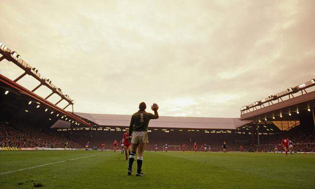 1. November 1987: Liverpool empfängt im „Merseyside Derby“ an der Anfield Road seinen Stadtrivalen, FC Everton. 