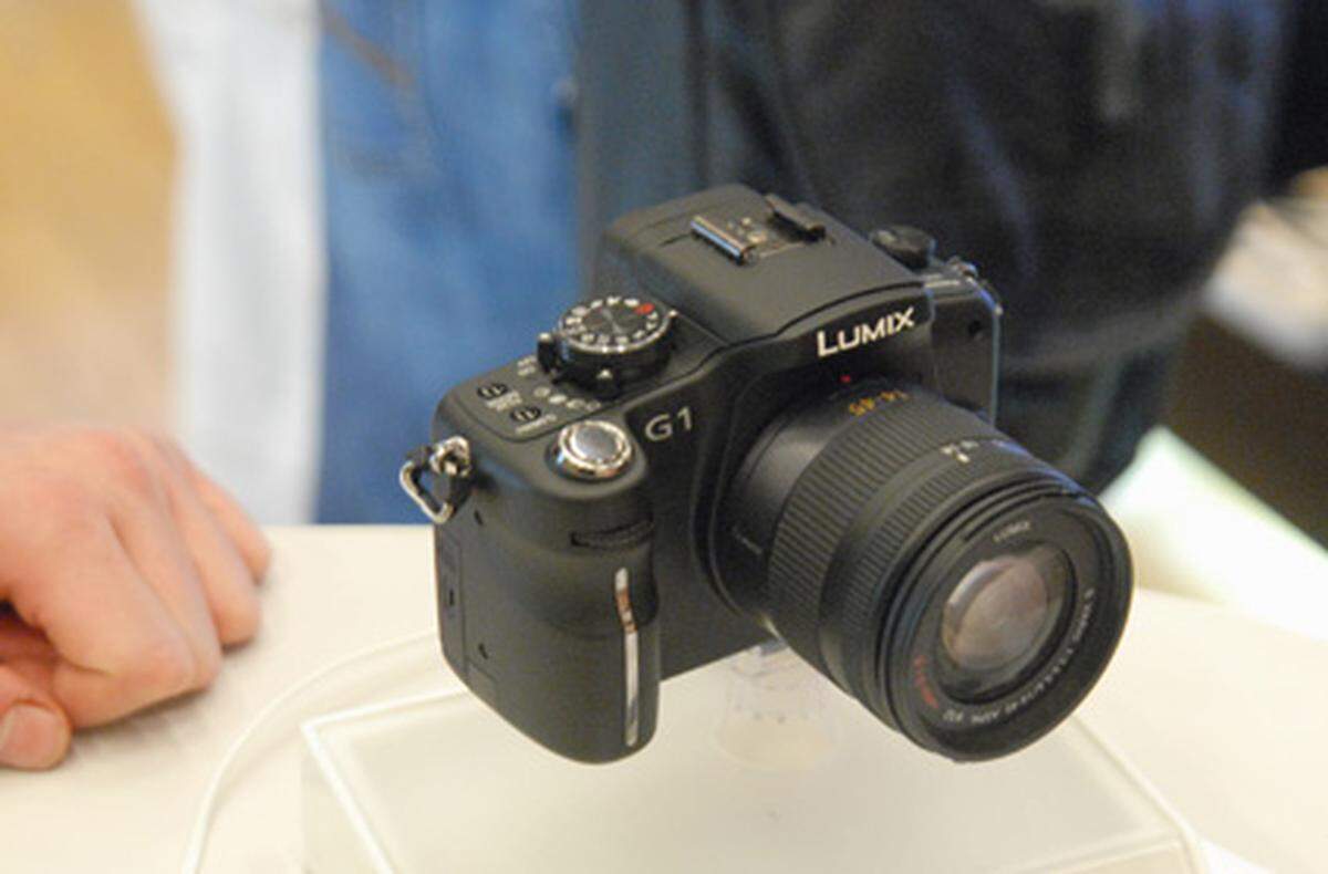 Zur Schau stand auch die neue Panasonic G1, die erste Systemkamera, die den neuen Standard Micro-FourThirds verwendet. Die Kamera erlaubt Objektivwechsel, besitzt aber nur noch einen elektronischen Sucher. Bisher erschienene Objektive für FourThirds-Kameras (zum Beispiel von Olympus, Panasonic oder Leica) können verwendet werden, benötigen aber ein Firmware-Upgrade, um mit dem neuen Autofokus-System arbeiten zu können.