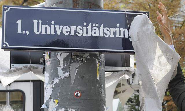 Archivbild: Enthüllung der neuen Straßentafel 'Universitätsring' nach der Umbenennung des Lueger-Rings in Wien.