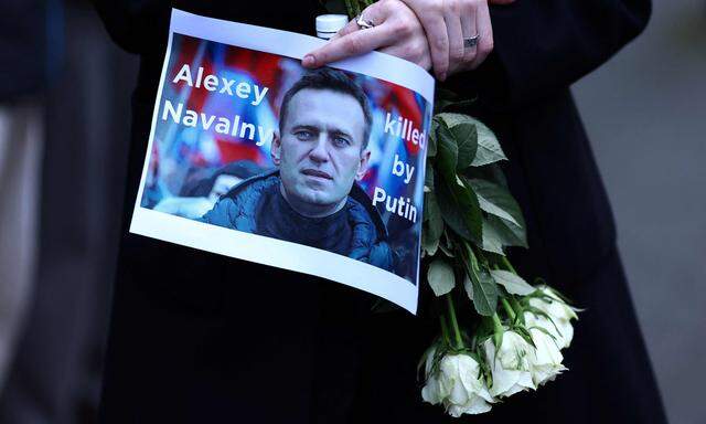 Blumen für einen Unbeugsamen. In Brüssel und vielen anderen europäischen Staaten versammelten sich Menschen, um Alexej Nawalny zu gedenken. 